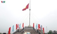 Upacara bendera penyatuan tanah air di tepi Sungai Hien Luong-Ben Hai