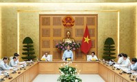 PM Nguyen Xuan Phuc: Berfokus pada langkah dan cara yang praksis dan konkret untuk menyambut arus pergeseran investasi ke Viet Nam