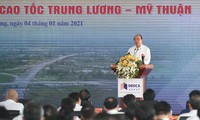 PM Nguyen Xuan Phuc Memerintahkan Pembangunan Jalan Tol My Thuan-Can Tho dan Meresmikan Jalur Jalan Trung Luong-My Thuan