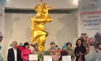 Museum Perempuan Viet Nam Menerima Benda-Benda yang Dihadiahkan Para Prajurit “Baret Biru”