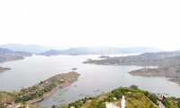 Berkunjung di Waduk Pembangkit Listrik Tenaga Air Son La - Laut Biru di Daerah Kehutanan Viet Nam Barat Laut yang Luas