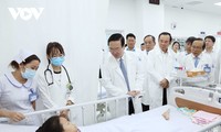 Presiden Vo Van Thuong Mengunjungi Rumah Sakit Anak-Anak 1 Sehubungan dengan Hari Dokter Vietnam