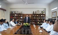 Defense Minister visits Vietnam’s Embassy in India