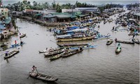 ຕະຫຼາດບົນແມ່ນ້ຳງ້ານຳຢູ່ເຂດພາກຕາເວັນຕົກຫວຽດນາມ