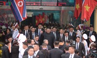 ທ່ານ​ປະ​ທານ ສ​ປ​ປ. ເກົາຫຼີ Kim Jong-Un ມາ​​ເຖິງສະ​ຖານ​ນີ​ລົດ​ໄຟ ດົ່ງ​ດັງ ພາກ​ເໜືອ​ຫວຽດ​ນາມ, ເລີ່ມ​ຕົ້ນ​ການ​​ຢ້ຽມ​ຢາມ ແລະ ເຂົ້າ​ຮ່ວມກອງ​ປະ​ຊຸມ​ສຸດ​ຍອດຢູ່​ ຫວຽດ​ນາມ.