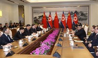 KCNA: ການ​ນຳ ​ສ​ປ​ປ. ເກົາຫຼ​ີ, ຈີນ ​ເຫັ​ນ​ດີ​ເປັນ​ເອ​ກະ​ພາບ​ປັບ​ປຸງ​ການ​ພົວ​ພັນ​ສອງ​ຝ່າຍ​ເພື່ອ​​ຮັກ​ສາ​ສັນ​ຕິ​ພາບ ແລະ ​ສະ​ຖ​ຽນ​ລະ​ພາບ ໃນ​ພາກ​ພື້ນ