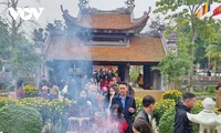 ປະ​ຊາ​ຊົນ ຫວຽດ​ນາມ ​ຢູ່​​ທ້ອງ​ຖິ່ນຕ່າງໆ​ໄປ​ວັດ​ຍາມ​ຕົ້ນ​ປີ​ໃໝ່