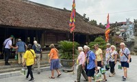 ໝູ່ບ້ານບູຮານ ຮຸ່ງໂລ - ແຫ່ງເກັບຮັກສາຈຸດວັດທະນະທຳພື້ນເມືອງ ຕິດພັນກັບການເຫຼື້ອມໃສບູຊາເຈົ້າຊີວິດ ຮຸ່ງ