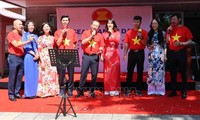 ສະ​ເຫຼີມ​ສະຫຼອງວັນ ອາ​ຊຽນ ຢູ່ ເອີ​ຣົບ
