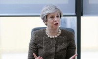 Theresa May se reunirá con supervivientes del incendio de edificio en Londres