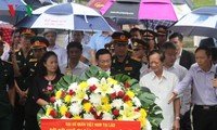 Compatriotas vietnamitas en Laos rinden homenaje a los Inválidos y Mártires de Guerra