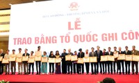 Vietnam reconoce a personas con méritos revolucionarios