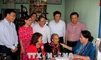 Líder parlamentaria de Vietnam visita a familias con méritos revolucionarios en el sur