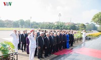 Líderes vietnamitas homenajean al presidente Ho Chi Minh en el 128 aniversario de su natalicio