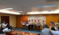 Premian a obras fotográficas sobre cambio climático en Vietnam