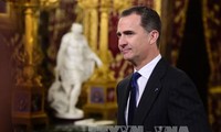 Rey de España busca resolver crisis política 