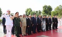 Líderes vietnamitas homenajean a héroes y mártires nacionales