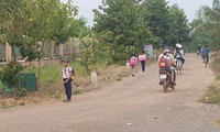 Agricultores de Long An ceden tierras para remodelar la construcción de caminos