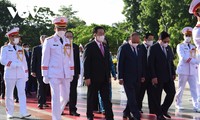 Líderes del Partido y el Estado rinden homenaje a héroes y mártires