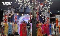 Singularidad del traje Ao Dai mediante fiesta primaveral en la República Checa