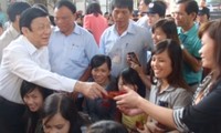 サン国家主席、ホーチミン市の労働者にテト祝う