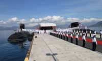 ベトナム、潜水艦で国旗掲揚