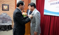 ベトナム、杉親善大使に記章を授与