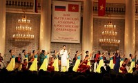 ベトナムアーチスト、ロシアで公演