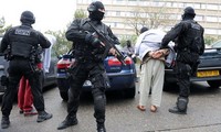 フランス当局、8人の容疑者を拘束