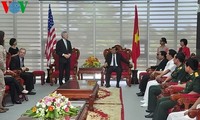 米海軍長官、ベトナムを訪問