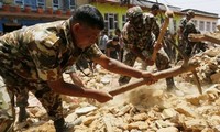 ネパール大地震、死者数7000人超