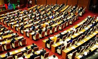 国会、祖国戦線法案を討議