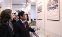 国立図書館、党に関する800点を展示