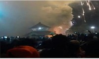 インドの寺院火災で102人死亡　花火が爆発 