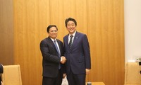 安倍首相、チン越日友好議員連盟会長と会談