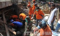 インドネシア、地震死者１０２人 アチェ州で救助続く