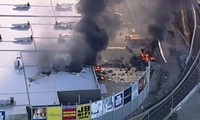 豪で小型機墜落、５人死亡か＝ショッピングセンター炎上