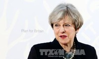 英首相、離脱通知文書に署名