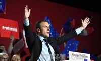 仏大統領選 2人の候補が同じ工場で訴え 選挙戦激しさ増す