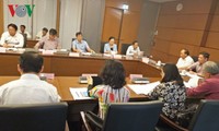 経済社会状況を討議する25日午後の国会