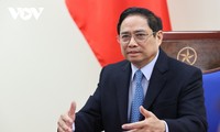 チン首相、中国の李克強首相と電話会談