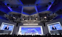 ダボス会議 世界の連帯精神をアピール