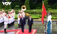 トー・ラム党書記長･国家主席夫妻　ラオスのシースリット党書記長兼国家主席の歓迎式典を主催