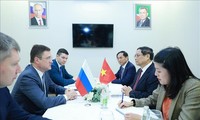 チン首相、ロシア副首相と会見