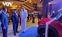 チン首相 UAEでVinfastの電気自動車ショーに列席