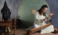 ファム・ドゥック・タインベトナムの一弦琴ダンバウ