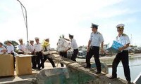 Pemimpin kawasan nomor 4 Angkatan Laut Vietnam mengunjungi dan memberikan bingkisan kepada rakyat dan prajurit di pulau Sinh Ton