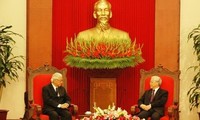 Sekjen  PKV Nguyen Phu Trong  menerima Presiden Singapura  Tony Tan Keng Yam.