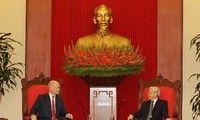 Sekjen Vietnam Nguyen Phu Trong menerima Menlu Inggeris William Hague.