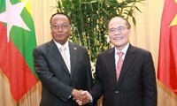 Pemimpin Partai dan Negara Vietnam menerima dan mengadakan pembicaraan dengan Ketua Senat Myanmar.